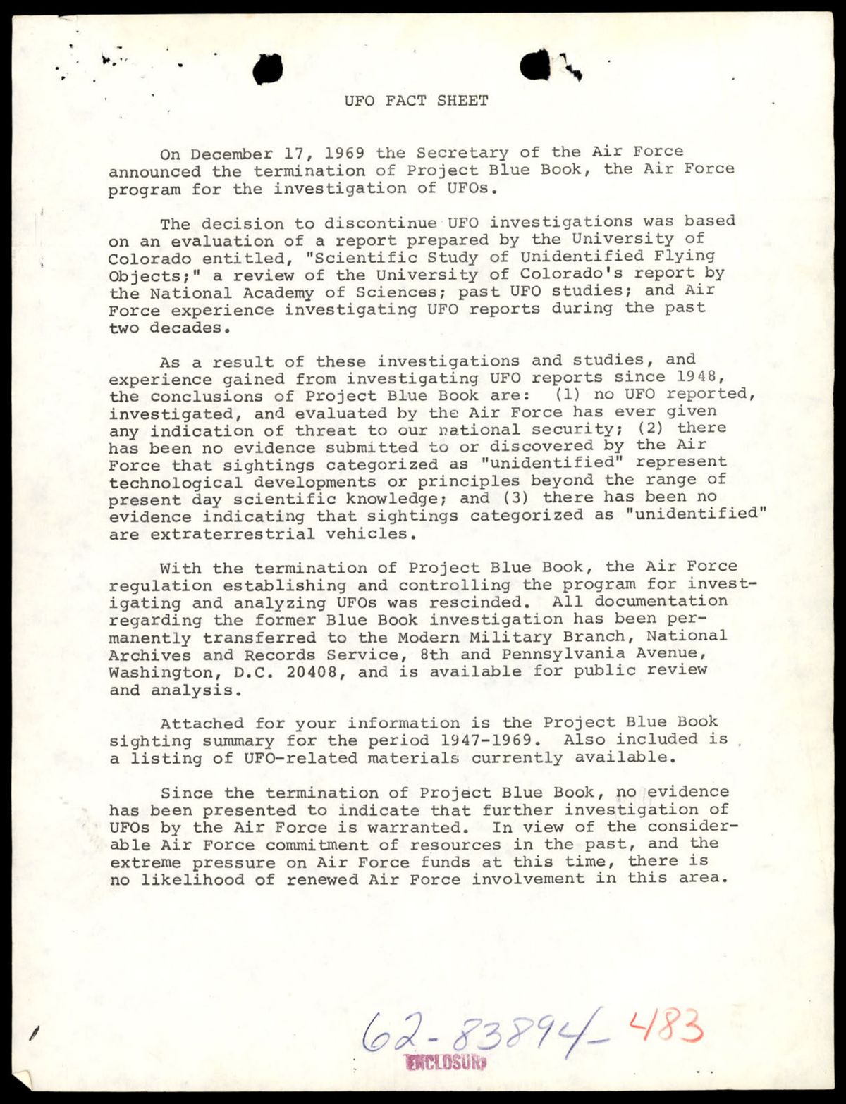 공군이 배포한 UFO Fact Sheet. 1969년 12월 17일 프로젝트 블루북 종료 발표 내용과 세 가지 공식 결론이 타자기로 정리돼 있다. p.177