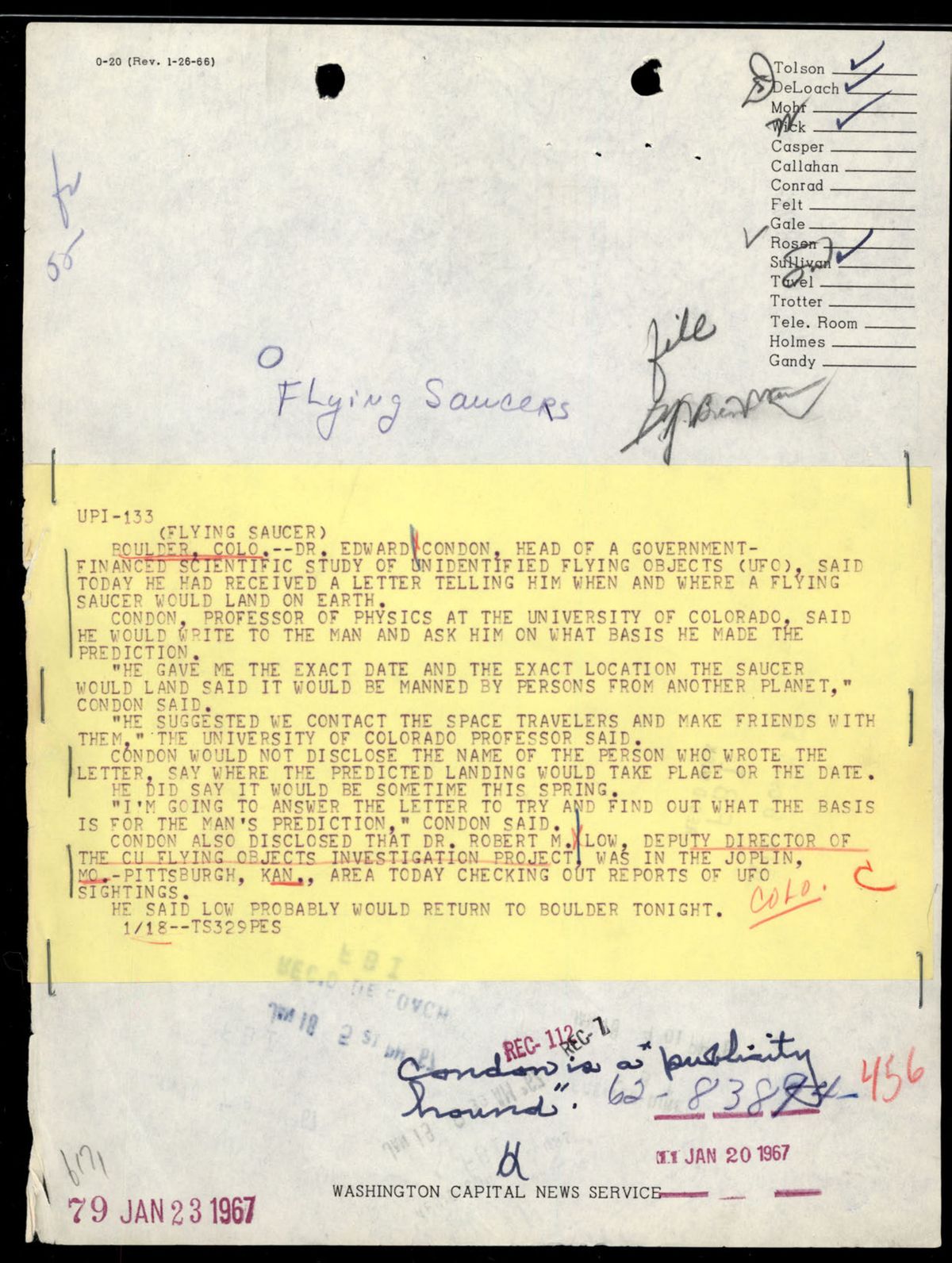 1967년 1월 18일자 FBI 내부 라우팅 슬립. 톨슨 등 16명 수신자 체크리스트 위에 'Flying Saucers' 손글씨. 아래로 UPI 통신 텔레타이프가 붙어 있다. p.49