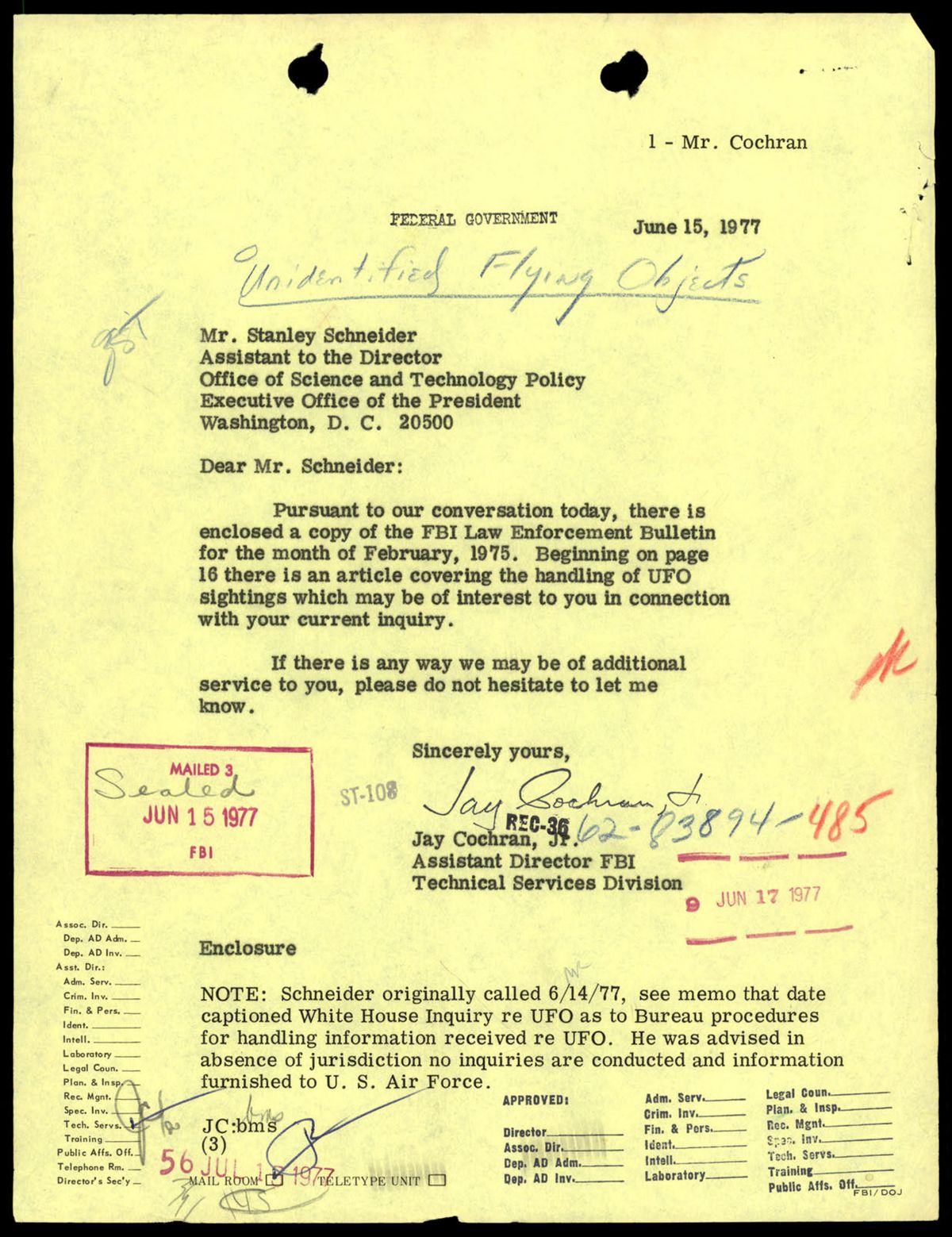 1977년 6월 15일, FBI 기술지원과 코크런 부국장보가 백악관 과학기술실 슈나이더 보좌관에게 보낸 회신. 'Unidentified Flying Objects' 가 손글씨로 제목에 추가돼 있다. p.182
