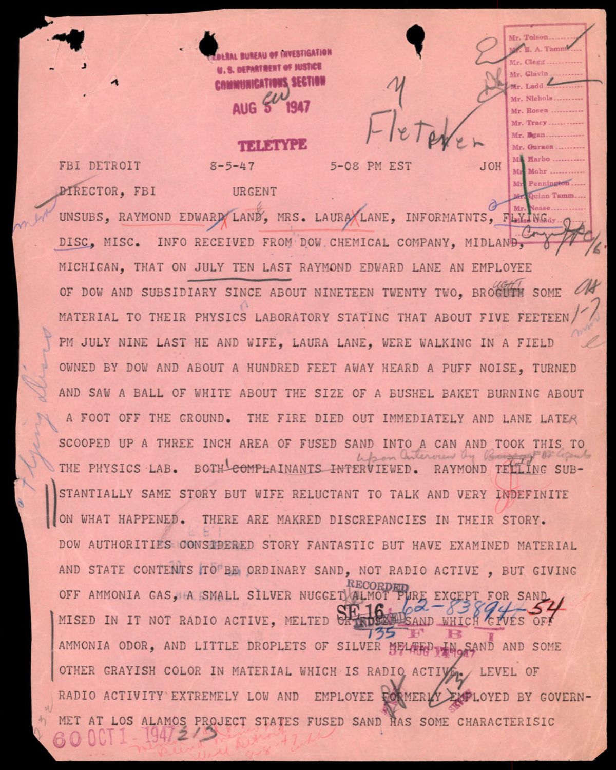 1947년 8월 5일 FBI 디트로이트 지부가 본부로 보낸 긴급 텔레타이프. 다우 케미컬 직원 레이먼드 에드워드 레인 부부가 들판에서 발견한 불덩이와 녹아붙은 모래 분석 내용을 담고 있다. 분홍빛 텔레타이프 용지. p.8