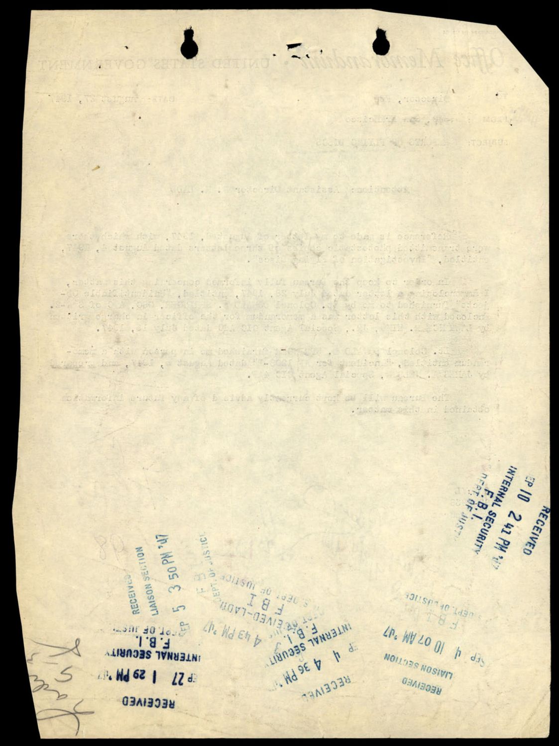 1947년 10월 1일자 FBI 회보 제54호 발췌. 노란 종이에 붙여 파일에 편철됐다. '즉시 수사 활동을 중단한다. 앞으로 비행 디스크 관련 보고는 모두 공군으로 이관하며, 본 국 요원은 어떠한 수사 행위도 하지 않는다.' p.185