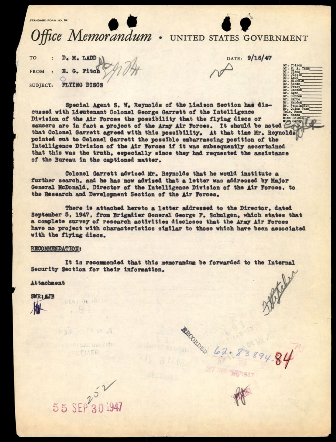 1947년 9월 16일 FBI 내부 메모. 공군 개럿 중령이 '비행 원반이 육군항공대 자체 프로젝트일 수 있다'는 가능성을 논의했으나 레이놀즈 요원의 추궁에 부인한 경위를 적었다. p.125