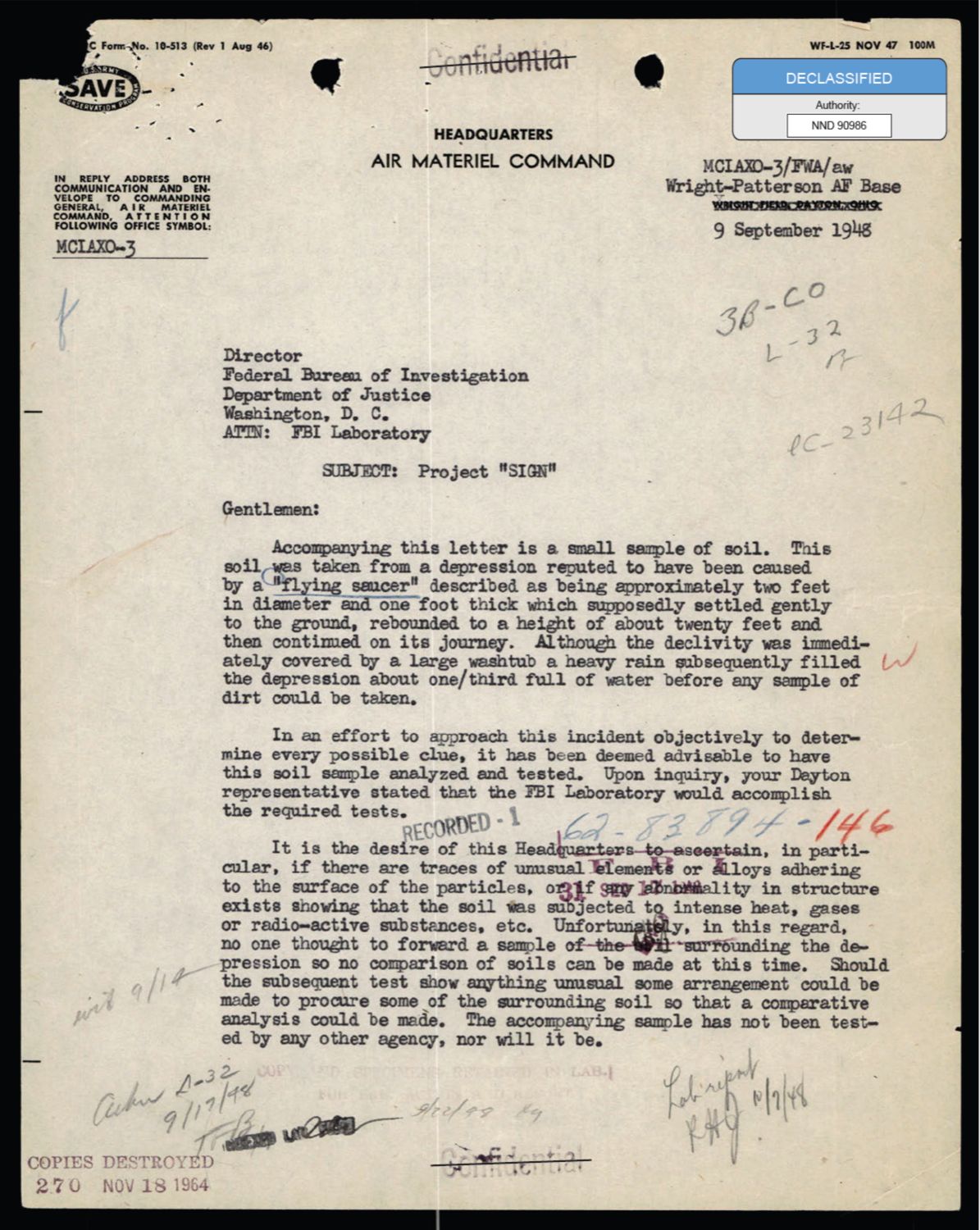 1948년 9월 9일 오하이오 라이트-패터슨 공군기지의 항공자재사령부(Air Materiel Command) 가 FBI 본부 연구소(ATTN: FBI Laboratory) 앞으로 보낸 편지. 제목 'Project SIGN'. 비행접시가 내려앉아 지름 약 2피트, 두께 약 1피트의 함몰부를 남겼다는 지점에서 채취한 흙 표본 한 봉지가 동봉되어 있다. 발신 코드 MCIAXO-3, 사건번호 62-83894-146. 상단의 'Confidential' 도장은 가로선으로 취소 처리, 1990년대 NND-90986 권한으로 'DECLASSIFIED' 도장이 함께 찍혀 있다. p.56