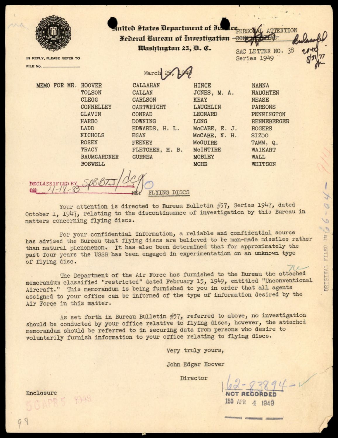1949년 3월, 후버 FBI 국장이 본부 간부와 전국 지부장(SAC) 앞으로 돌린 1949년도 SAC Letter 38호. 제목 'Flying Discs'. 후버는 1947년 10월 1일자 'Bureau Bulletin' (회보 제54호) 을 다시 인용하며, FBI 의 자세에 변화가 없음을 확인한다 — 지부 SAC 들은 비행 원반 보고를 공군에 이관만 한다. p.125