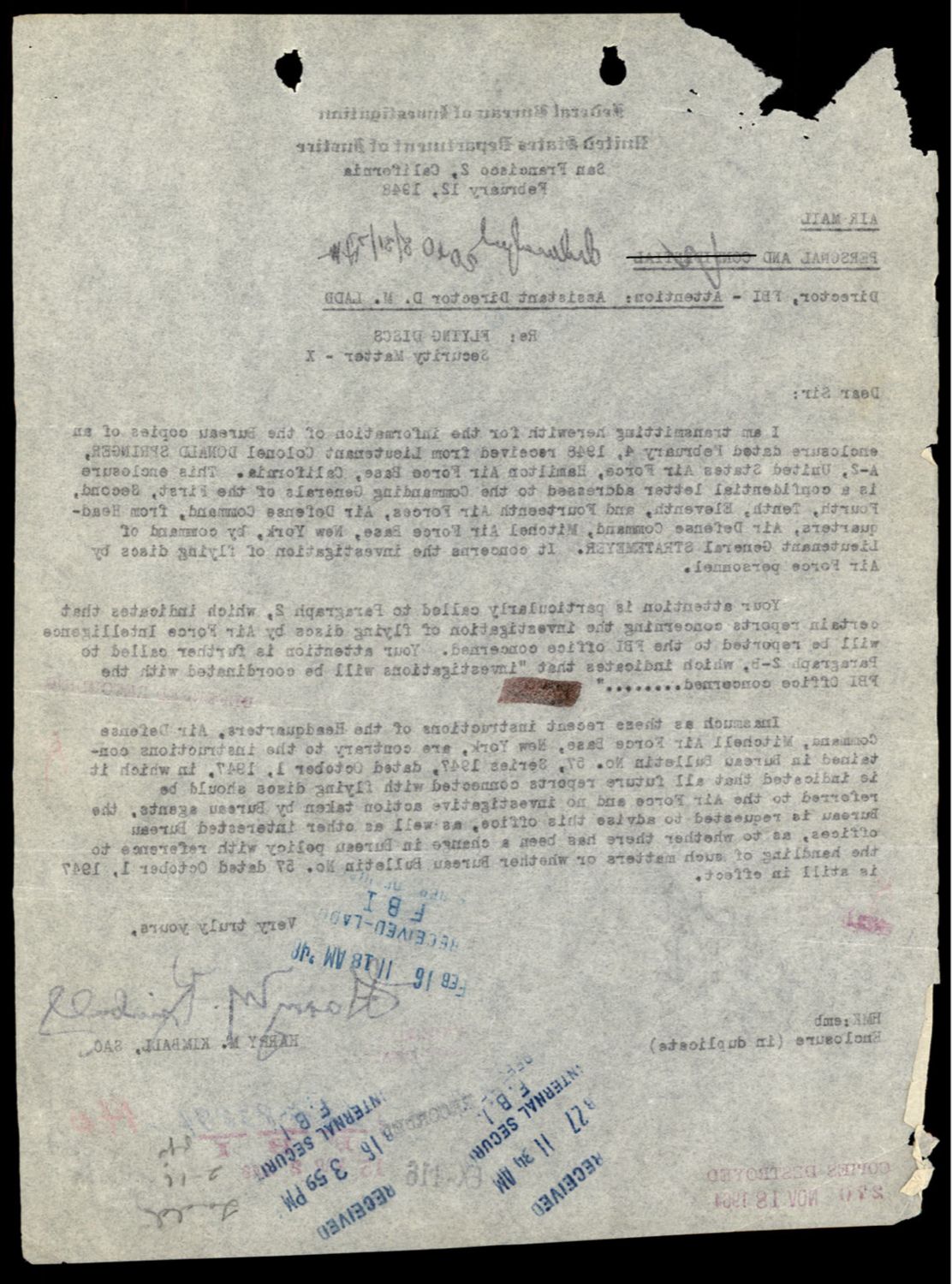 1947년 10월 27일 무렵, 한 FBI 현장 지부 SAC 가 워싱턴 후버 본부로 보낸 항공우편 보고서. 제목란에 'FLYING DISCS — SPECIAL INQUIRY' 가 적혀 있다. 1948년 2월 12일 샌프란시스코 SAC 해리 M. 킴벌이 부국장 D. M. 래드(Ladd) 에게 다시 첨부해 보내며, 공군이 그 자료를 다시 요청한다고 알린 자료다. p.36