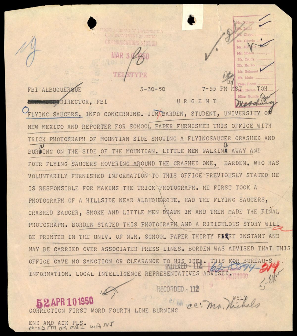 1950년 3월 30일 저녁 7시 55분, FBI 앨버커키 지부가 후버 국장 앞으로 보낸 긴급 텔레타이프. 뉴멕시코대학교 학생이자 학교 신문 기자인 짐 바든(Jim Bardin) 이 지부에 사진 한 장을 가져왔는데, *산비탈에 비행 원반 한 대가 추락해 불타고 있는* 장면이라고 적혀 있다. p.78