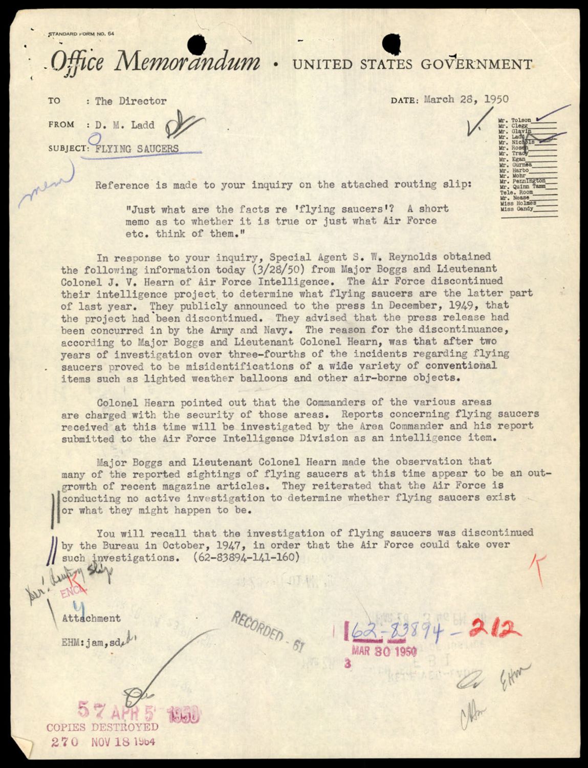 1950년 3월 28일 D. M. 래드 부국장이 후버 국장에게 올린 사내 메모. 제목 'FLYING SAUCERS'. 첫 문장에 후버가 라우팅 슬립에 직접 적어 내려보낸 질문이 그대로 인용되어 있다 — *비행 원반의 사실 관계는 무엇인가? 그것이 진짜인지, 공군 등은 어떻게 처리하고 있는지 짧은 메모로 알려달라.* 래드는 같은 날(3/28/50) 특수요원 S. W. 레이놀즈가 공군 정보부의 보그스(Boggs) 소령·헌(Hearn) 중령으로부터 받은 답을 정리해 올린다 — *공군은 1949년 말 비행 원반 조사 프로젝트를 종료했고, 1949년 12월 언론 보도를 통해 종료 사실을 알렸다. 이 조치는 육군·해군과 합의된 것이다. 2년간 조사 결과 사건의 4분의 3 이상이 조명을 단 기상 관측 풍선·다른 공중 물체의 오인으로 밝혀졌다.* 본부 파일 번호 62-83894-141~160 인용. p.75