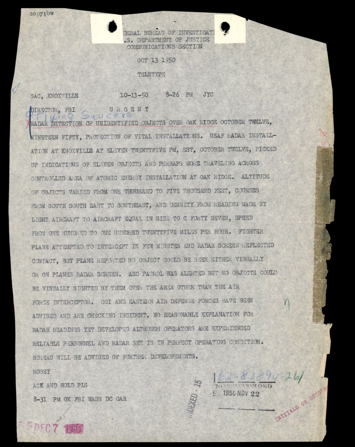 1950년 10월 13일 밤 8시 26분, FBI 녹스빌 지부 SAC 가 워싱턴 후버 국장 앞으로 보낸 긴급 텔레타이프. 제목 — *1950년 10월 12일 오크리지 상공에서 레이더로 포착된 미확인 물체, 핵심 시설 보호*. 본문은 짧다 — 같은 사건은 10월 15일·16일·20일·21일·24일·26일에 걸쳐 잇따라 추가 보고된다. 12월 18일에는 페어차일드 엔진·항공기 사 NEPA 사업부 직원 여섯 명이 출근길 자동차에서 같은 종류의 비행체를 봤다는 진술서가 들어온다. p.92