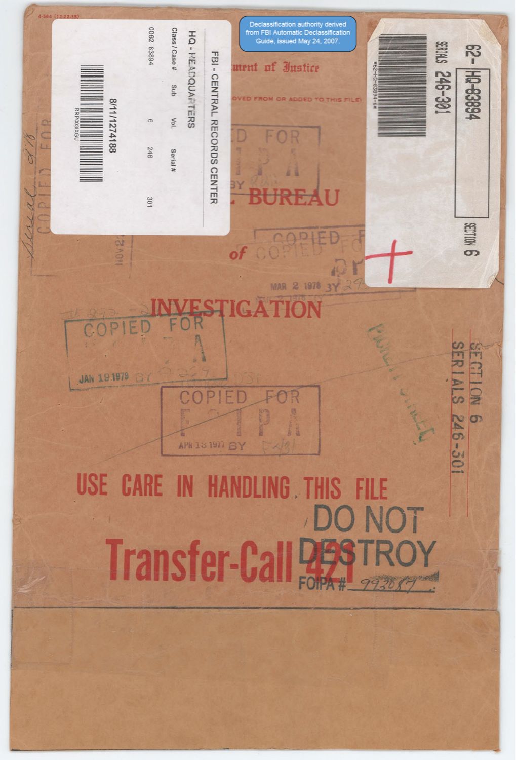 FBI 중앙기록보존소 보관 사건 봉투. 시리얼 246~301번 묶음. 누런 마닐라 보드지 위에 'Transfer-Call' 과 'USE CARE IN HANDLING THIS FILE', 'DO NOT DESTROY' 도장이 빨갛게 찍혀 있고, 우상단 빨간 띠에 'Section 6 / Serials 246-301' 이 적혀 있다. FOIPA 정보공개 번호 393087, 상단의 정보공개 권한 라벨 날짜는 2007년 5월 24일. p.1