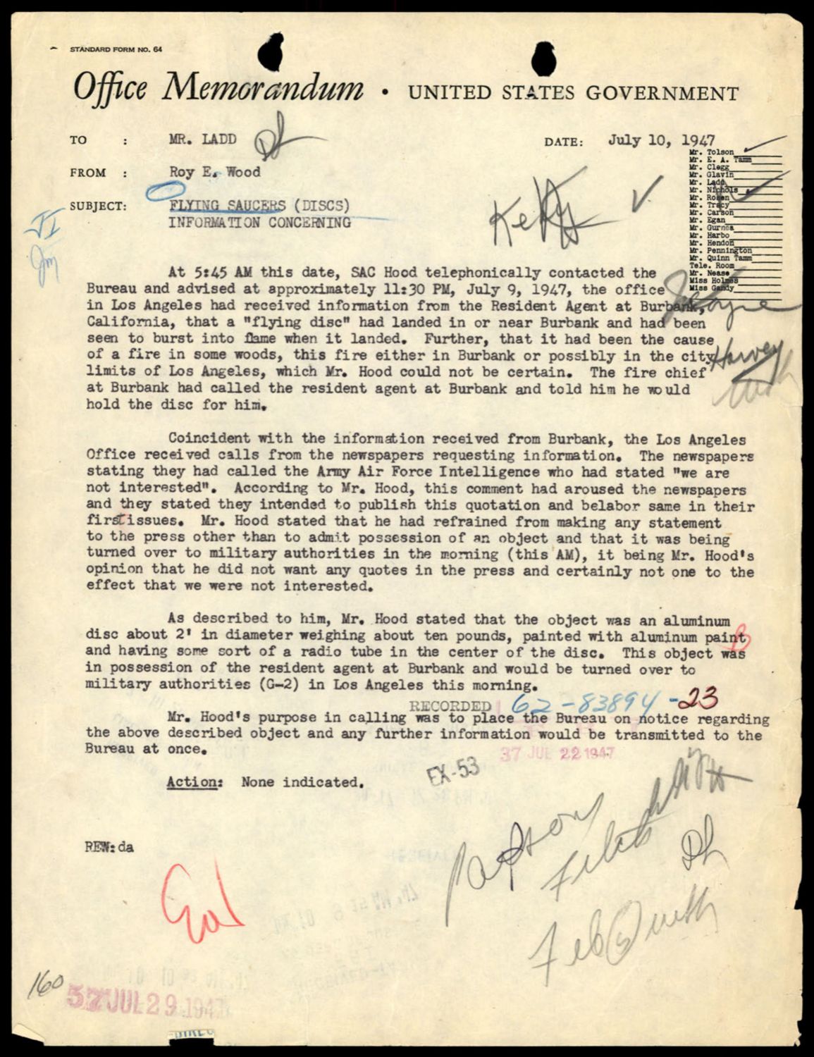 1947년 7월 10일 FBI 내부 메모. 버뱅크에서 회수된 알루미늄 원반을 군 정보부가 '우리는 관심 없다'고 일축한 뒤 신문사들이 반발한 경위가 담겨 있다. p.85