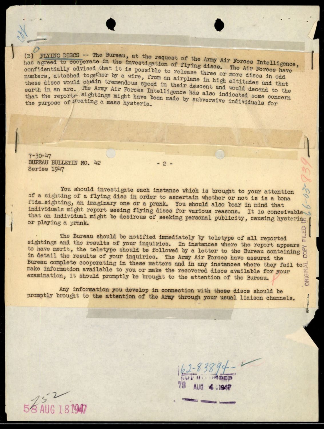 1947년 7월 30일 FBI 본부 회람 제42호 2면. 육군 항공대 협조 결정과 현장 지부 지시 사항 — 각 목격 신고를 진짜·착각·장난으로 가려내라는 내용이 담겼다. p.121