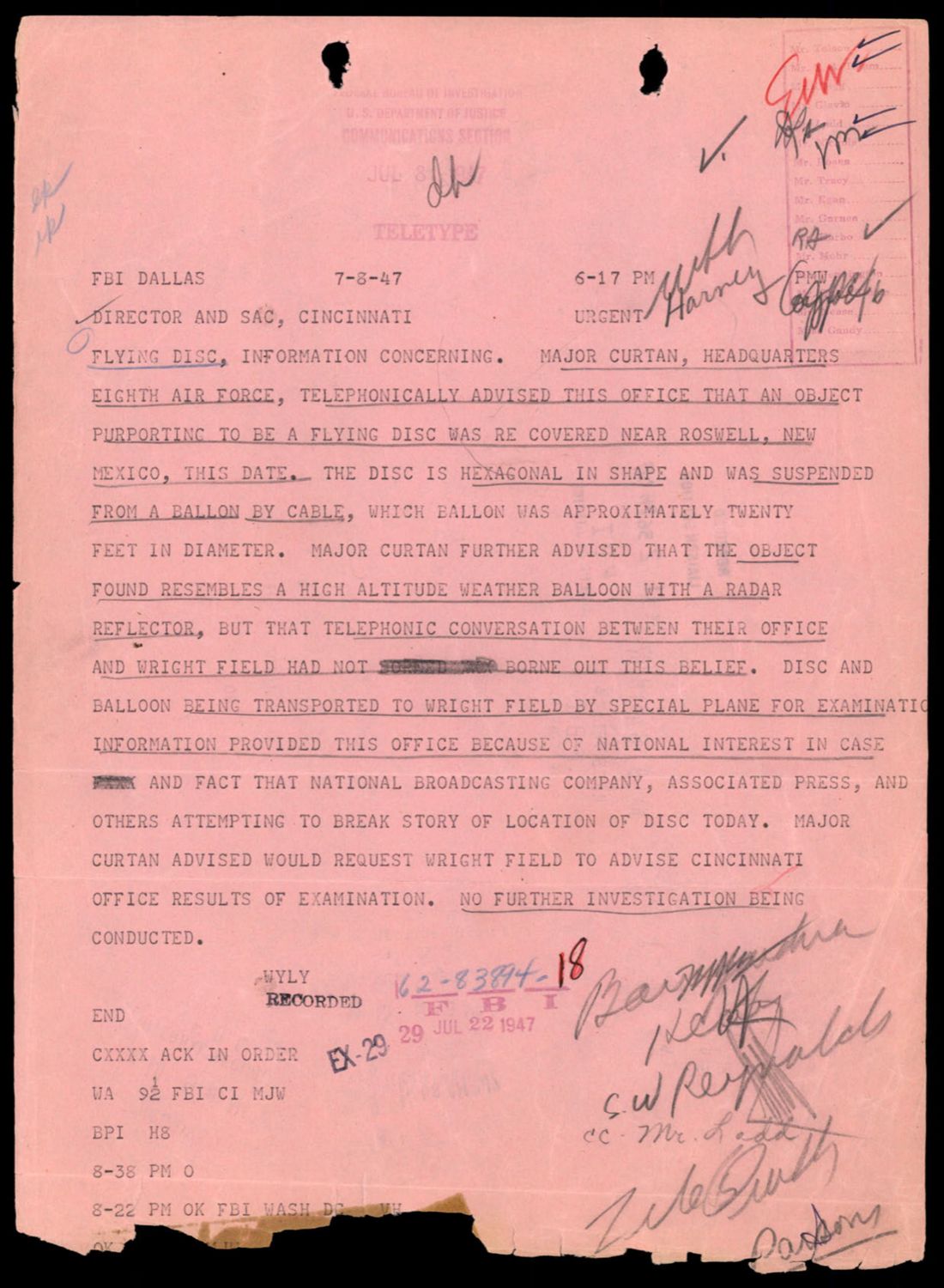 1947년 7월 8일 FBI 댈러스 지부가 본부로 보낸 긴급 텔레타이프. '뉴멕시코 로즈웰 인근에서 육각형 원반이 회수됐고 라이트 필드로 이송 중'이라는 제8공군 커튼 소령의 전화 내용을 그대로 옮겼다. p.70