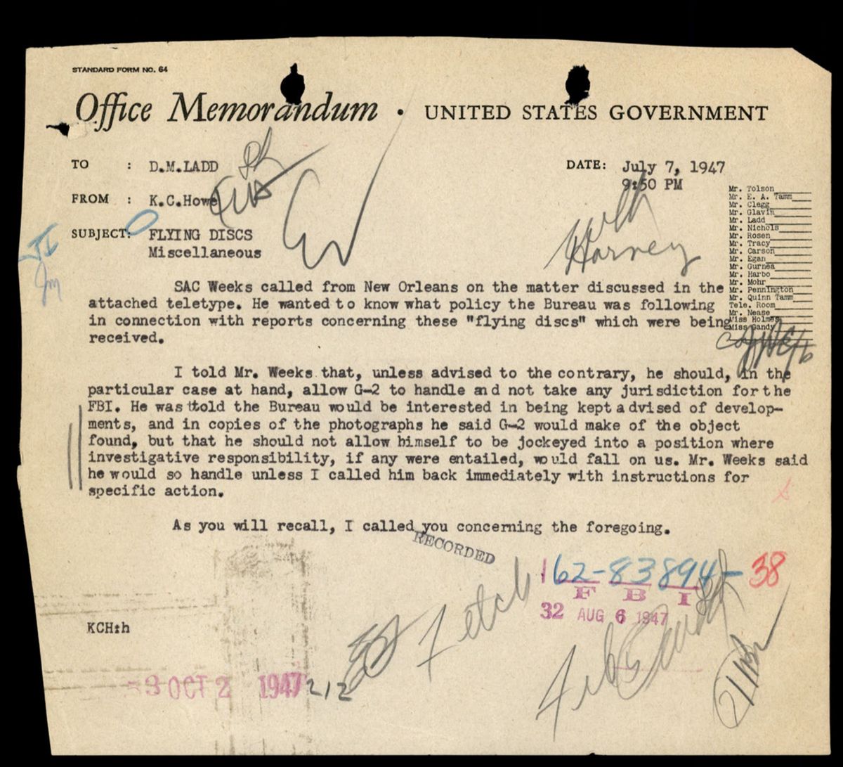 1947년 7월 7일 FBI 본부의 K. C. 호우가 작성한 정책 메모. '수사 책임이 FBI 쪽으로 떨어지는 자리에 끌려 들어가지 말라'는 첫 번째 공식 방침이 담겨 있다. p.134