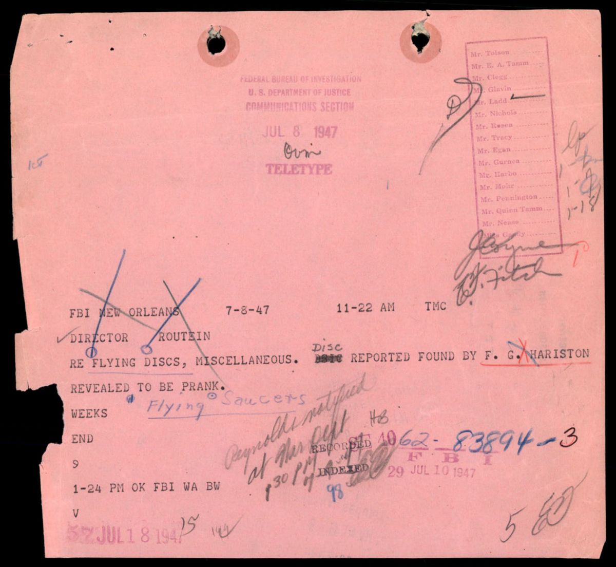 1947년 7월 8일 FBI 뉴올리언스 지부가 후버 앞으로 보낸 분홍색 텔레타이프. 'FLYING DISCS, REVEALED TO BE PRANK' — 장난으로 판명됐다는 보고. 파일번호 62-83894-3. p.8
